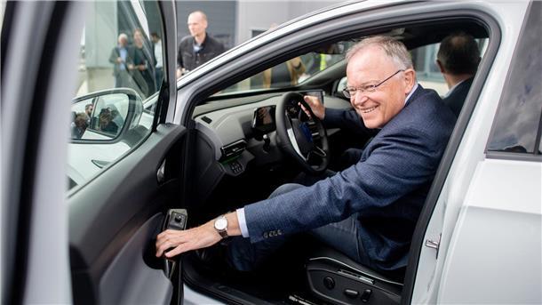 Weil: Wegen Krieg weniger Beschwerden über Netzausbau Ministerpräsident Stephan Weil (SPD) bei einer Werksführung im Werk Emden der Volkswagen AG.
