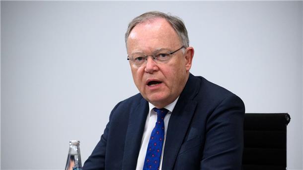 Ministerpräsident von Niedersachsen Stephan Weil äußert sich bei einer Pressekonferenz.
