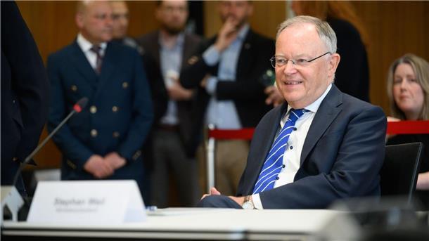 Ministerpräsident Weil hatte eingeräumt, die Art und Weise der Gehaltsanhebung hätte besser laufen können. (Archivbild)