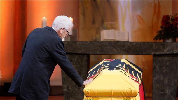 Ministerpräsident Winfried Kretschmann legt nach seiner Rede die Hand auf Schäubles Sarg.