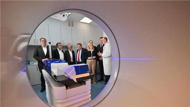 Krankenhausreform unter Druck – Braunschweig als Beispiel Ministerrunde am Gerät: Warken und Philippi informieren sich in Braunschweig über den Klinikalltag und Reformfolgen.