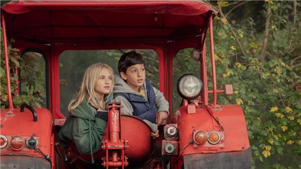 Die Filmstarts der Woche Miran Selcuk als Finn und Lotte Engels als Jola in einer Szene des Films „Kannawoniwasein!“.