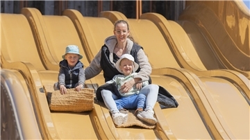 Mirella Mesanovic mit ihren Söhnen Brajan (4) und Lucian (2) auf der Klorutsche.  