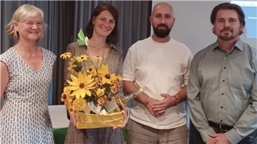 Miriam Staudte wird von Irmela von Lenthe (links) und Malte Wilkens (rechts) verabschiedet.