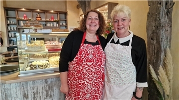 Mirja Schwuchow und Iris Knitt betreiben zusammen das Café Golzwarder Deel.