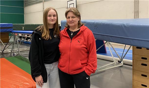 Zwei Frauen stehen vor Sportgeräten.