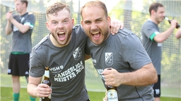 Mirko Franke (links) und Tjark Seidenberg schafften 2018 den Aufstieg in die Oberliga mit dem FC Hagen/Uthlede. Die erfahrenen Kicker haben sich in der Winterpause dem TSV Stotel angeschlossen. 