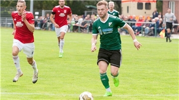 Mirko Franke (rechts) entschied das Spiel für den FC Hagen/Uthlede. 