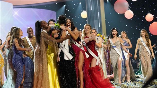 US-Amerikanerin zur neuen „Miss Universe“ gekrönt Miss USA R’Bonney Gabriel, mit dem Rücken zur Kamera, wird von Teilnehmerinnen umarmt.