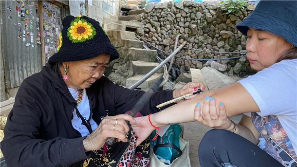 Tattoo-Kunst mit 106: Zu Besuch bei Vogue-Covergirl Whang-Od Mit 106 Jahren praktiziert Whang-Od immer noch die uralte Kunst des Batok - die Technik des Tätowierens mit der Hand unter Verwendung eines Zitronenbaumdorns und Holzkohle-Ruß.