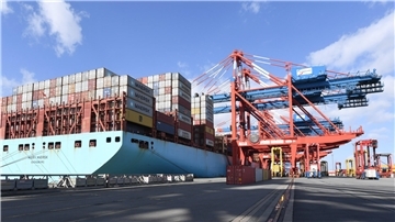 Containerschiff liegt an der Kaje.