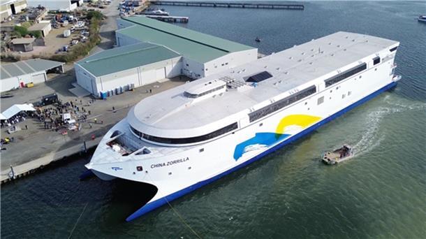 Blick aus der Luft einen Katamaran, der vor Anker liegt. Mit 130 Metern Länge und 40 MWh Batterieleistung ist der Katamaran „China Zorrilla“ das größte vollelektrische Schiff der Welt – ein Meilenstein für Werft und Reederei.