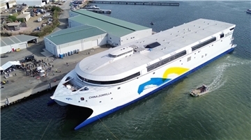 Blick aus der Luft einen Katamaran, der vor Anker liegt. Mit 130 Metern Länge und 40 MWh Batterieleistung ist der Katamaran „China Zorrilla“ das größte vollelektrische Schiff der Welt – ein Meilenstein für Werft und Reederei.