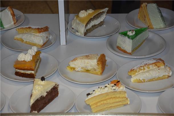 Mit 18 Torten haben Frauen aus der Straße Eckrehm das Kuchenbüfett bestückt. 