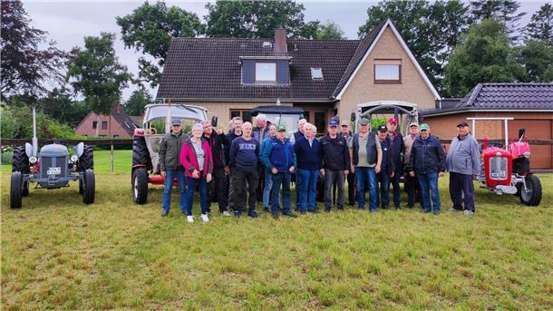 Menschen und Traktoren haben sich zu einem Gruppenfoto aufgestellt. Mit 18 Traktoren unterwegs: Die Teilnehmer der Moordörfer-Tour besuchten geschichtsträchtige Orte und erinnerten an das Wirken von Jürgen Christian Findorff.