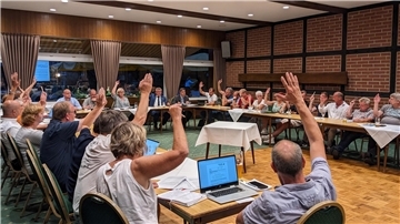 Abstimmung per erhobener Hand im Gemeinderat Hagen 