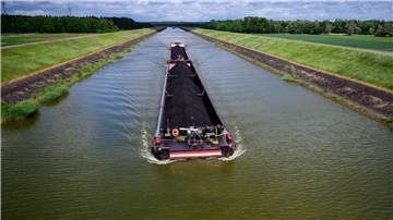 Mit 2.500 Tonnen Kohle an Bord fährt die „Niedersachsen 2“ ferngesteuert durch den Elbe-Seitenkanal. Der Kapitän sitzt 400 Kilometer entfernt.