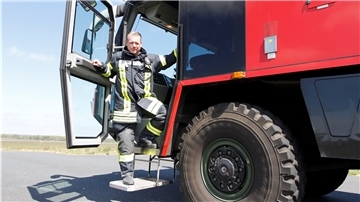 Es brennt bei der Bundeswehr-Feuerwehr Mit 34 Jahren gehört Oberbrandmeister Sebastian Kraus zu den Jüngsten bei der Bundeswehr-Feuerwehr auf dem Nordholzer Fliegerhorst. Der Altersdurchschnitt liegt bei über 50 Jahren.