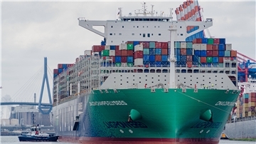 Ein Containerschiff läuft ein.