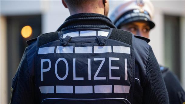 Rückansicht eines Polizeibeamten