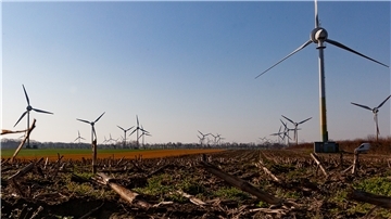 Mit 70 Anlagen zählt der 1999 gebaute 35-Megawatt-Windpark Midlum zu den größten in Europa. Seine Zukunft über 2030 hinaus ist ungewiss.