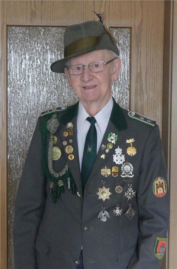 Mann in Schützenuniform und Hut
