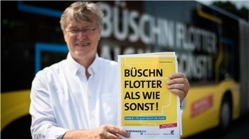 Mit auffallenden Sprüchen „frei nach Bremerhavener Kodderschnauze“ wirbt Bremerhaven-Bus für die neue Taktung, erklärt Geschäftsführer Robert Haase.