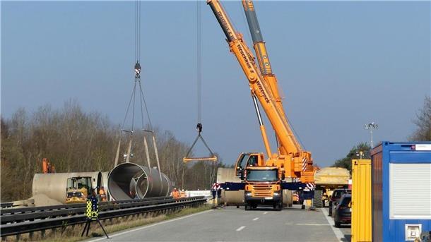 Mit Autokränen wurden die bis zu acht Tonnen schweren Rohrelemente in die Baugrube hinabgelassen. 