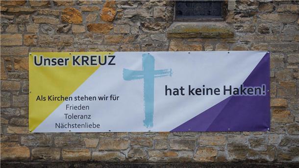 Mit Bannern setzen Kirchen in Osnabrück ein Zeichen gegen Rechtsextremismus.