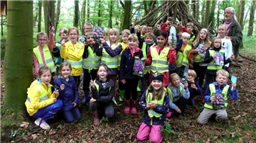 Mit Begeisterung haben die 31 Mädchen und Jungen der Grundschule Lunestedt 150 Krokusse gepflanzt.