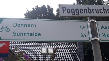 Mit Belustigung hat Leser Bernd Bröder ein Foto der neuen Radweg-Beschilderung geschossen und eingesandt. Der gleiche Rechtschreibfehler findet sich auf insgesamt sieben Schildern: immer ist Surheide mit einem h zu viel geschrieben.