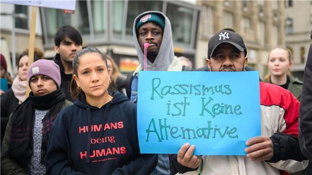 Demo und Appelle gegen Rassismus Mit beschrifteten Kleidungsstücken und Schildern demonstrieren Menschen bei einer Veranstaltung am Kröpke.