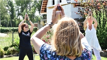Mit Bieryoga ging es am Samstag los: Linda Icken (links) macht die Übungen mit der Flasche Pils vor.