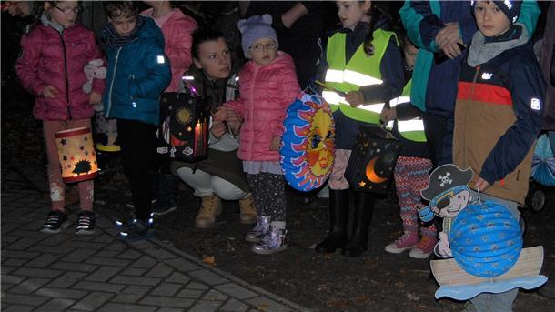 Mit bunten Laternen kamen gestern Abend rund 180 Kinder und Erwachsene zum Martinslauf in Hagen, der von der Grundschule bis zum Burghof führte. Foto: Heß
