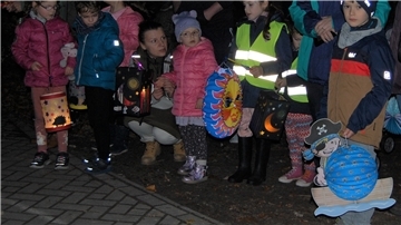 Mit bunten Laternen kamen gestern Abend rund 180 Kinder und Erwachsene zum Martinslauf in Hagen, der von der Grundschule bis zum Burghof führte. Foto: Heß