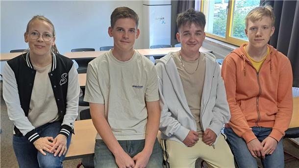 Mit dabei beim Medienschultag am Schulzentrum Carl von Ossietzky: Jan (v.r.), Alex, Fabian und Lehrerin Inga Syring vom Deutsch-Grundkurs der 12. Klasse. 