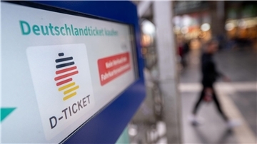 Mit dem 49 Euro teuren Deutschlandticket kann man bundesweit mobil im Nah- und Regionalverkehr fahren.