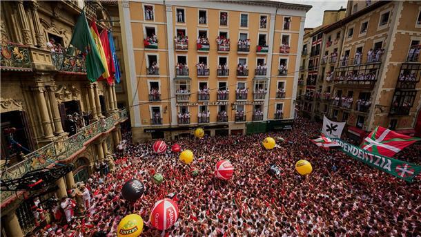 Solidarität mit Palästinensern bei Sanfermín-Fest in Spanien Mit dem Abschuss einer kleinen Rakete wurde am Sonntag das neuntägige Stadtfest San Fermín mit den berühmten Stierläufen in Pamplona eröffnet.