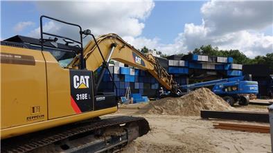 Mit dem Bagger wird der Sand auf dem Gelände (hier vor der Electric-Island-Bühne) verteilt.