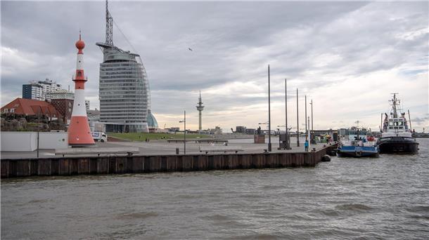 42-Jähriger stürzt beim Pokémon-Spiel in die Weser Mit dem Blick auf sein Smartphone ist ein Mann an der Seebäderkaje in Bremerhaven in die Weser gestürzt. (Archivbild)