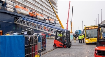 Ein Kreuzfahrtschiff liegt an der Kaje. 
