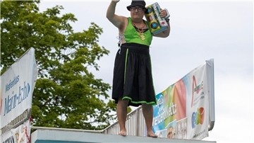Mit dem Dirndl vom Sprungturm ins Wasser: In Aschaffenburg fand bereits zum siebten Mal das  Dirndl-Springen statt.