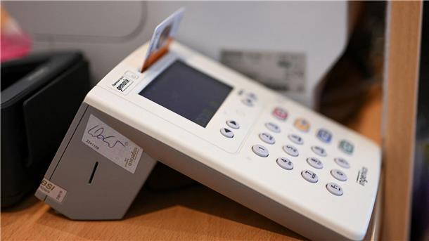 Bewährungsprobe für die E-Patientenakten Mit dem Einstecken der Versichertenkarte wird ein Zugriffsrecht auf die E-Akte gegeben. (Archivbild)