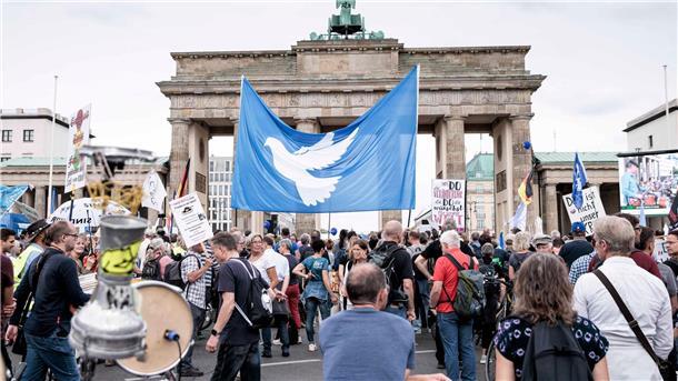 Mit dem Ende der Corona-Pandemie fiel ein wichtiges Thema der sogenannten Querdenker-Szene weg. (Archivbild)