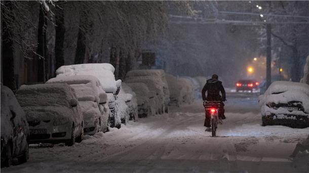 Schnee und Eis legen Süddeutschland lahm Mit dem Fahrrad durch München. In bayrischen Landeshauptstadt fuhren U-Bahnen, Busse und Straßenbahnen zeitweise nicht mehr.