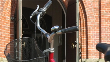 Mit dem Fahrrad geht es von Kirche zu Kirche. Dazwischen sind die Radler in den Weiten der Butjadinger Marschlandschaft unterwegs.