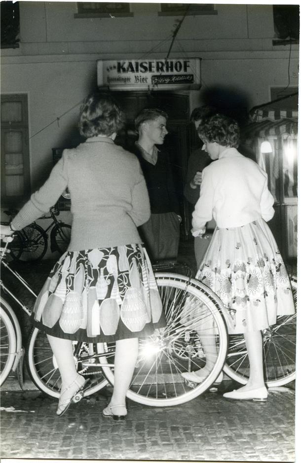 Treffpunkt über Generationen: Die Gaststätte Kaiserhof in Schweewarden Mit dem Fahrrad ging es einst zum Tanzvergnügen im Kaiserhof.