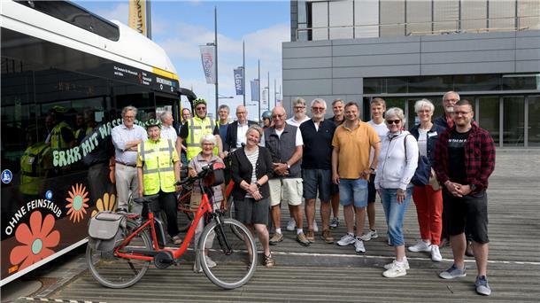 Bürger starten zur Fahrradtour zu den Wasserstoff-Hotspots Bremerhavens, unter anderem zu den Wasserstoffbussen
