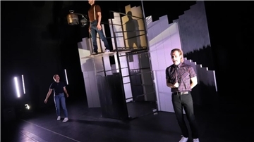 Mit dem Gastspiel der Burghofbühne Dinslaken endet die jahrzehntelange Tradition des städtischen Theaterprogramms in der Friedeburg.