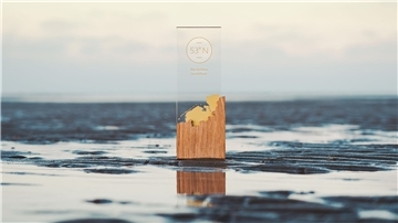 Die Trophäe „Goldenes Leuchtfeuer" steht im Wattenmeer.